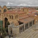 De Basílica de San Vicente in Ávila gezien vanaf de stadsmuur