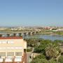 Uitzicht vanaf het balkon van onze kamer over Badajoz en de Guadiana rivier, achter de bebouwing ligt Portugal