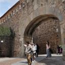 Vanaf het Plaza Mayor kom je de oude binnenstad van Cáceres binnen door de Arco de la Estrella