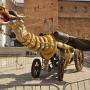 De draak voor het feest van San Jorge stond de hele dag op het Plaza Mayor