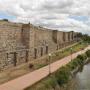 De dikke muren van het Alcazaba gezien vanaf de Romeinse brug