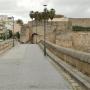 Zicht op de ingang van het Alcazaba vanaf de Romeinse brug
