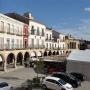 Het Plaza Mayor in Trujillo waar de voorbereidingen voor het kaasfestival in volle gang zijn
