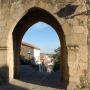 Blik vanaf het Plazuela de los Descalzos door de Puerta de San Andrés