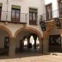 Doorgang van het Plaza Grande naar het Plaza Chica in Zafra