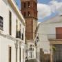Straatje in Zafra met de toren van de Iglesia de la Candelaria